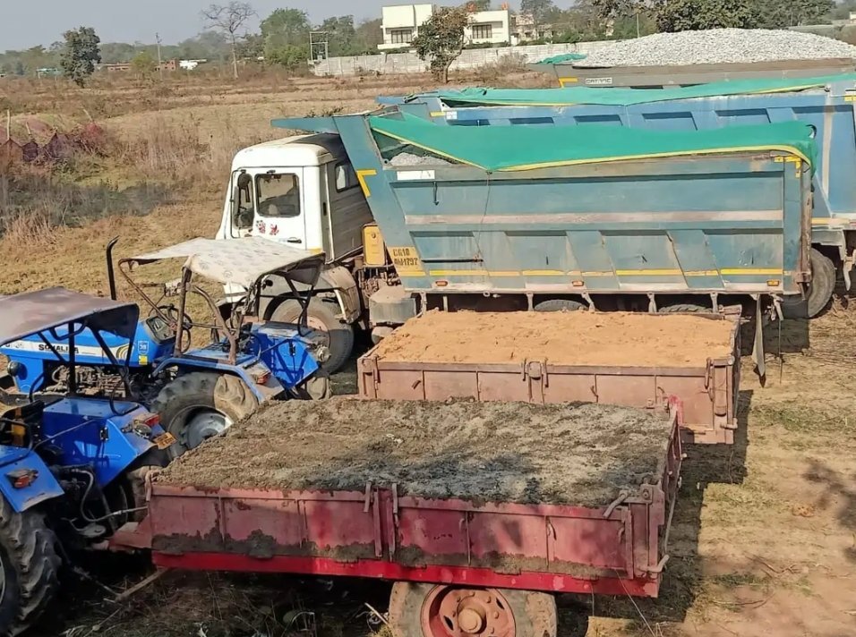 अवैध मिट्टी उत्खनन पर सख्ती का दावा, उधर महमंद में मैदान खोदकर बना दिया तालाब