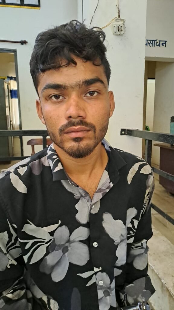 शराब के पैसों से इनकार पड़ा भारी, नुकीले हमलों का आरोपी व्हीलचेयर पर गिरफ्तार
